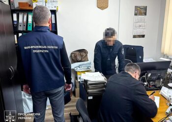 На Прикарпатті затримано керівника слідчого відділу поліції, який вимагав 5 тис. доларів за "невтручання" у бізнес