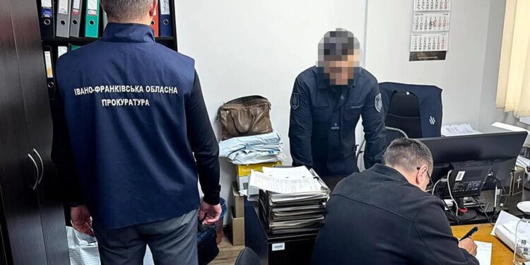 На Прикарпатті затримано керівника слідчого відділу поліції, який вимагав 5 тис. доларів за "невтручання" у бізнес
