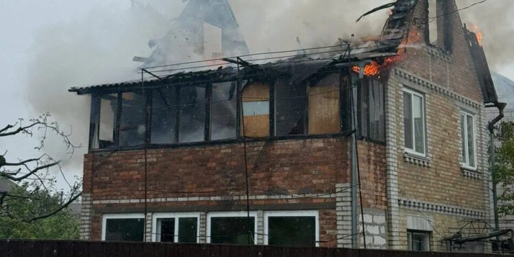 Масована атака дронів рф на Київщину спричинила пожежу в приватному будинку – ОВА