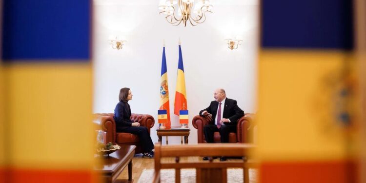 Санду повернула громадянство Молдови експрезиденту Румунії Бесеску