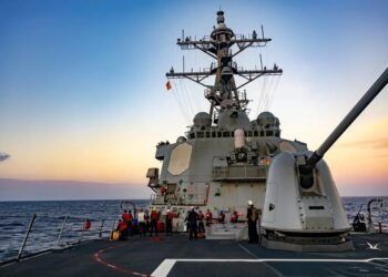 Есмінець США втратив живлення і тягу під час плавання