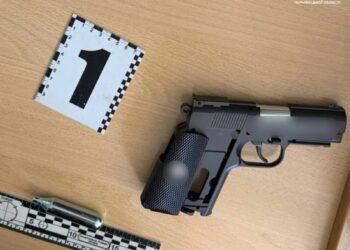 Стрілянина біля навчального закладу в Чернівцях: інспектор затримав 17-річного юнака