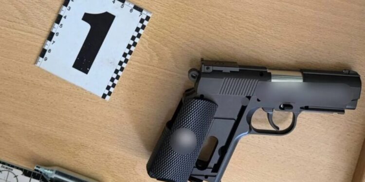 Стрілянина біля навчального закладу в Чернівцях: інспектор затримав 17-річного юнака