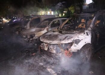 Атака російських БПЛА на Харків 17 травня – згоріло сім авто, пожежу загасили