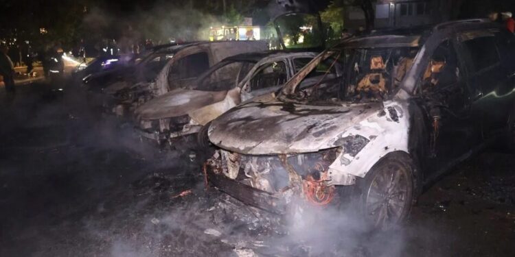 Атака російських БПЛА на Харків 17 травня – згоріло сім авто, пожежу загасили