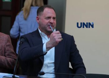 Ексголова ОП Єрмак запевнив, що не збирається тікати і залишається в Україні