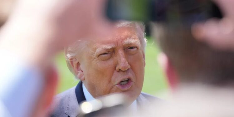 "Рознести їх дощенту" або укласти угоду – Трамп озвучив два варіанти дій щодо Ірану