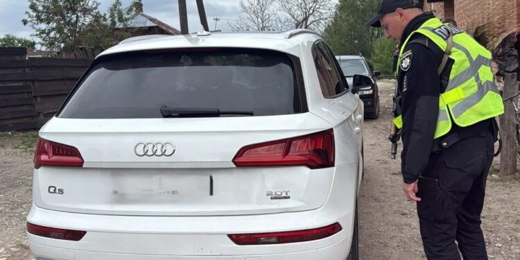 На Львівщині чоловік під час конфлікту вистрілив у авто опонента