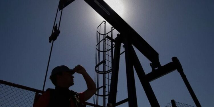 ОАЕ можуть обвалити ціни на нафту і послабити бюджет рф – розвідка