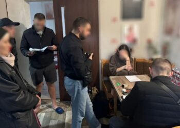 Змушували працювати в еротичному салоні. У Львові затримали двох сестер за підозрою в експлуатації неповнолітньої