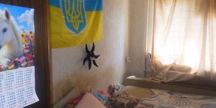 Розбещував 10-річну доньку знайомих, поки її батьки спали у сусідній кімнаті – киянину повідомили про підозру