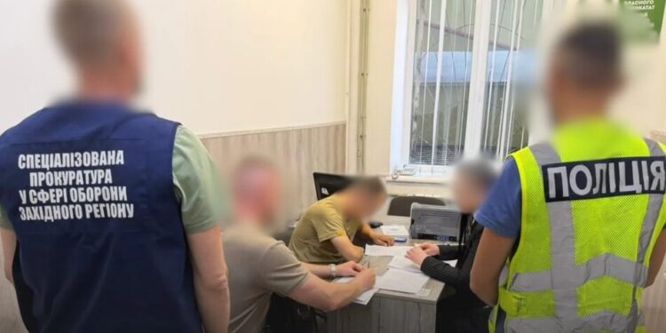 Побив чоловіка, зламавши ребра – у Тернополі оголосили підозру працівнику ТЦК