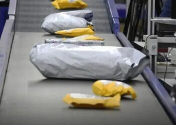 ЄС надасть Україні частину з 90 мільярдів длише за умови введення податку на посилки – Bloomberg