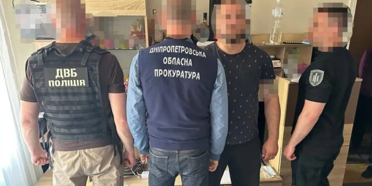 У Дніпрі експоліцейські побили затриманого до стану реанімації – їм оголосили підозру