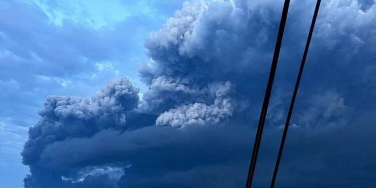 У рязані фіксують палаючі установки на ураженому НПЗ та скаржаться на "чорний дощ"