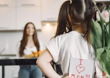 Топ-10 привітань для мами на День матері, які зворушать до сліз