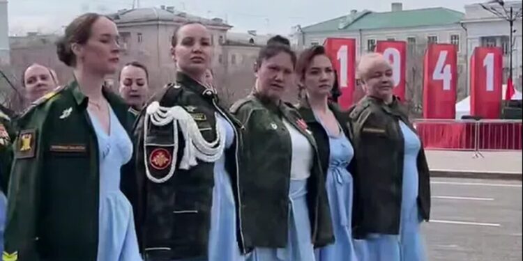 У читі дружини та матері загиблих учасників війни з Україною вперше пройшли маршем 9 травня