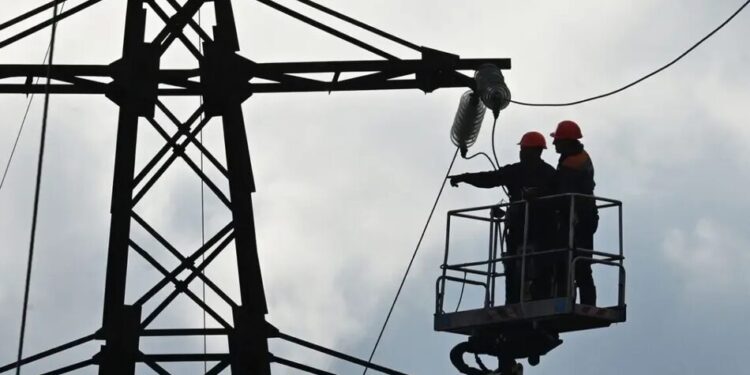 В Україні через обстріли та негоду зафіксовано перебої з електропостачанням у низці областей – Міненерго