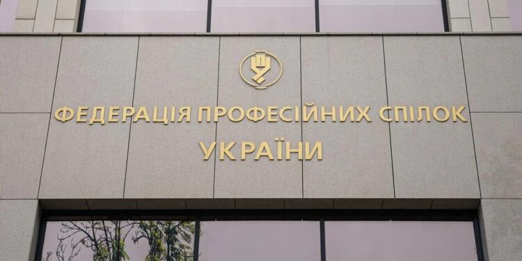 Зниклі меблі, алкоголь і ймовірний call-центр: ФПУ повернулася до Будинку профспілок на Майдані