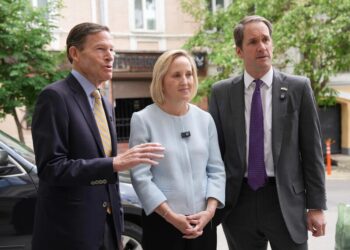 Посольство США у Києві заявило, що продовжує роботу і заперечило "повідомлення про інше"