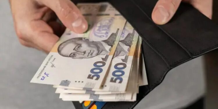 Середня зарплата працівників обласних держадміністрацій за рік зросла майже на 10 тис. грн – дані Мінфіну