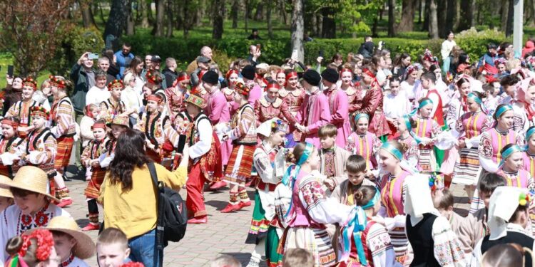 Рекорд України у Хмельницькому: 888 учасників станцювали Краков'як