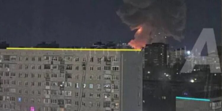 У чебоксарах після вибухів спалахнула пожежа, пабліки повідомляють про удар по оборонному заводу