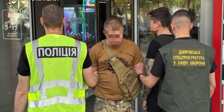 Хотіли 200 тис. грн за "мовчання" – командира роти та старшину бригади запідозрили у вимаганні грошей з військового