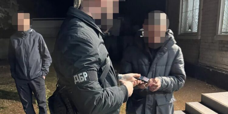 Зламали руку і застосували електрошокер – на Волині посадовця ТЦК судитимуть за побиття 60-річного чоловіка