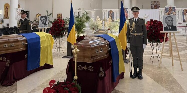 Прах лідера ОУН Андрія Мельника та його дружини привезли до Києва для вшанування