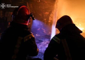 рф вночі атакувала Харків попри режим тиші, є постраждала та пожежі в житлових районах
