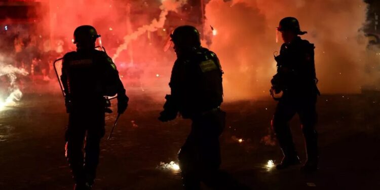 Масові сутички, поранені поліцейські та сотні затриманих: у Парижі гучно відзначили перемогу ПСЖ в Лізі чемпіонів