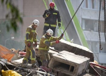 Під завалами багатоповерхівки у Києві знайшли тіло 12-річної дівчинки