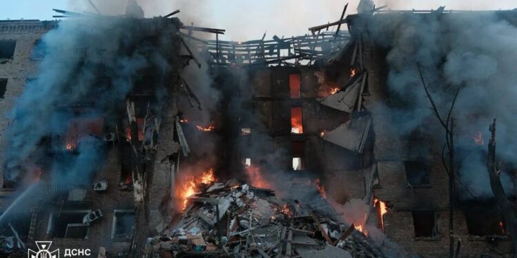 Кількість загиблих у Києві після атаки рф 24 травня зросла до трьох, рятувальники знайшли тіло під завалами