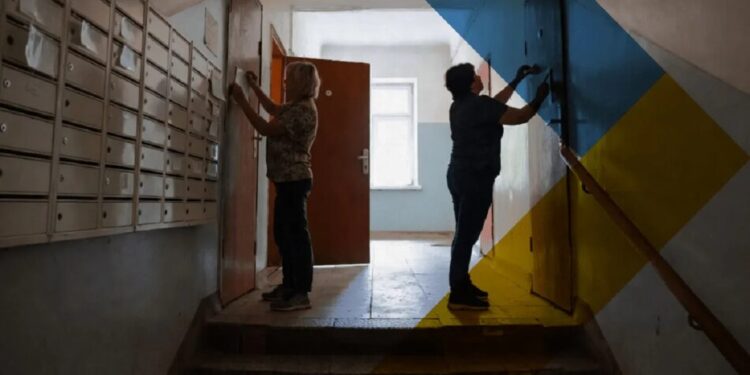 Окупанти в Маріуполі масово відбирають житло у місцевих навіть з російськими документами – ЦНС