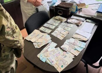У Кропивницькому затримали голову ВЛК, під час обшуків знайшли до 7 млн грн