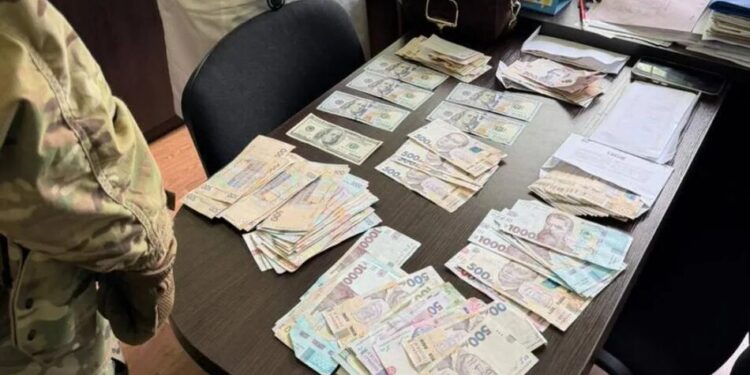 У Кропивницькому затримали голову ВЛК, під час обшуків знайшли до 7 млн грн