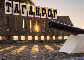 У таганрозі після атаки спалахнули танкер і резервуар з пальним, є постраждалі