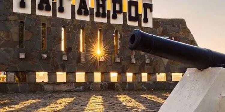 У таганрозі після атаки спалахнули танкер і резервуар з пальним, є постраждалі