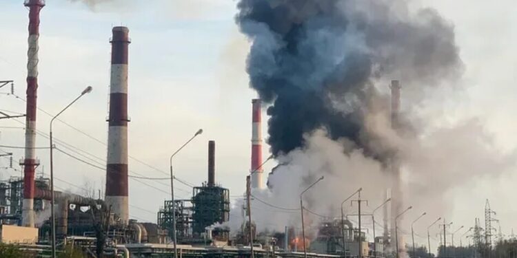 У російському ярославлі після атаки дронів спалахнула промислова зона з паливними об'єктами
