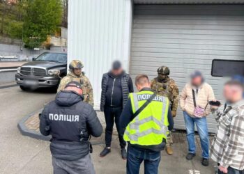 Одна людина – 23 000 доларів. У Києві затримали організатора незаконих виїздів за кордон