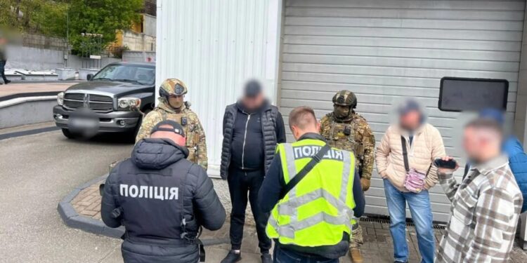 Одна людина – 23 000 доларів. У Києві затримали організатора незаконих виїздів за кордон