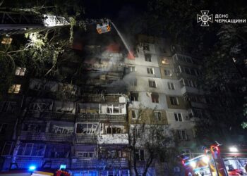 У Черкасах через атаку дрона загорілась багатоповерхівка, 11 людей травмовано