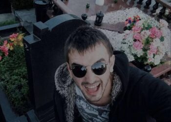 У столиці акушер потрапив у скандал через зневажливі фото на кладовищі. У закладі вже відреагували