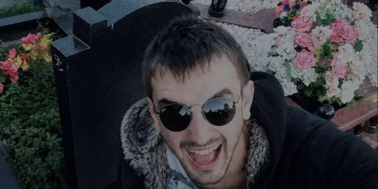 У столиці акушер потрапив у скандал через зневажливі фото на кладовищі. У закладі вже відреагували
