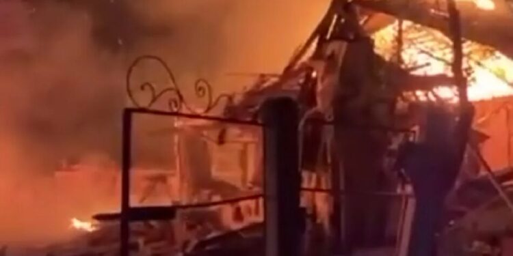 Масована атака шахедів на Конотоп: троє постраждалих, частина багатоповерхівки зруйнована
