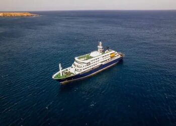Лайнер MV Hondius зі спалахом хантавірусу прибув до узбережжя Тенерифе