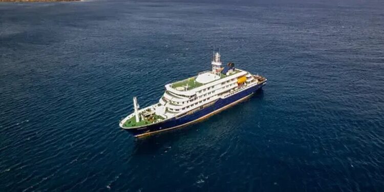 Лайнер MV Hondius зі спалахом хантавірусу прибув до узбережжя Тенерифе