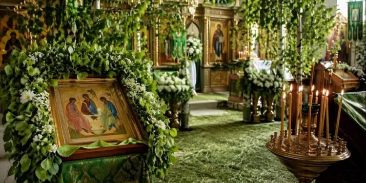Трійця 2026: коли святкують Зелену неділю та що не можна робити цього дня