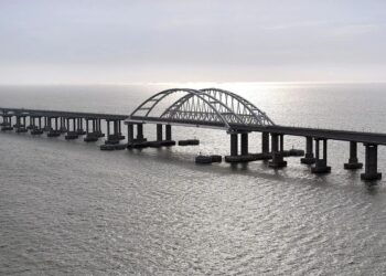 Окупанти перекрили Кримський міст після повідомлень про рух дронів у бік півострова